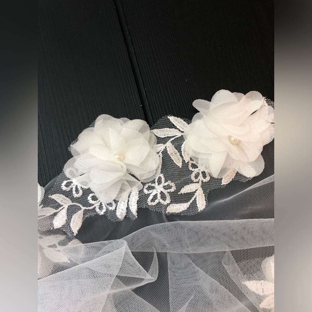 White Floral Long wedding veil, 120 inches long and 70 inches wide. - Picture 9 of 10